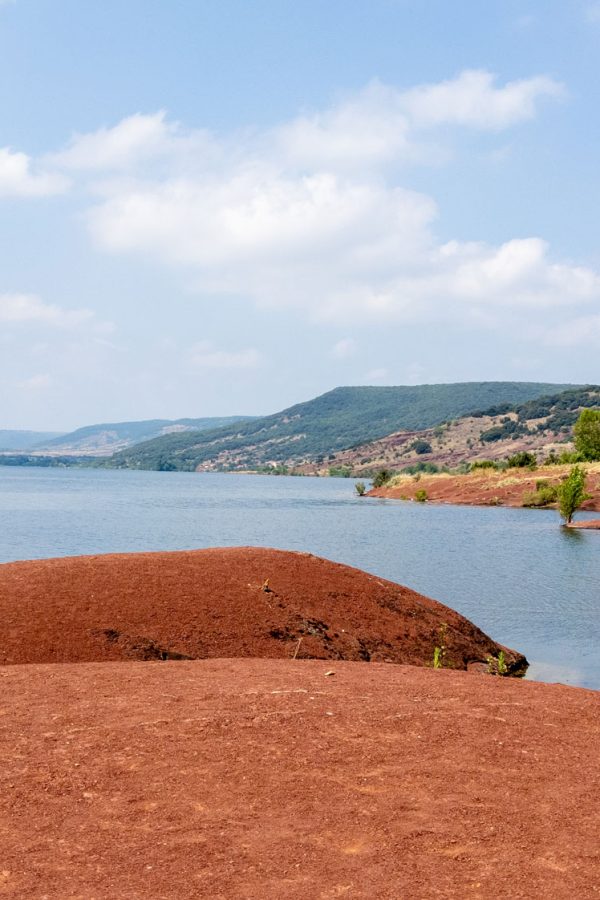 lac-du-salagou-dusk-red-panoramic-landscape-lake-coast-with-mountain-panorama-view