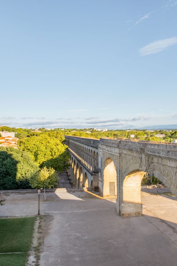 view-on-the-saint-clement-aqueduct-in-peyrou-garden-during-the-morning-light-in-montpellier-city-in-southern-france