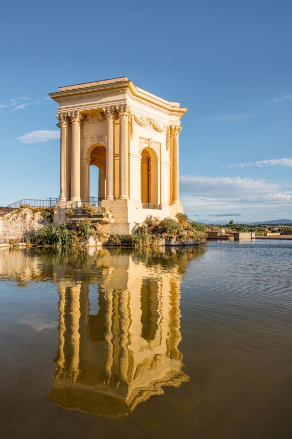 view-on-the-water-tower-in-peyrou-garden-with-beautiful-water-reflection-during-the-morning-light-in-montpellier-city-in-southern-france